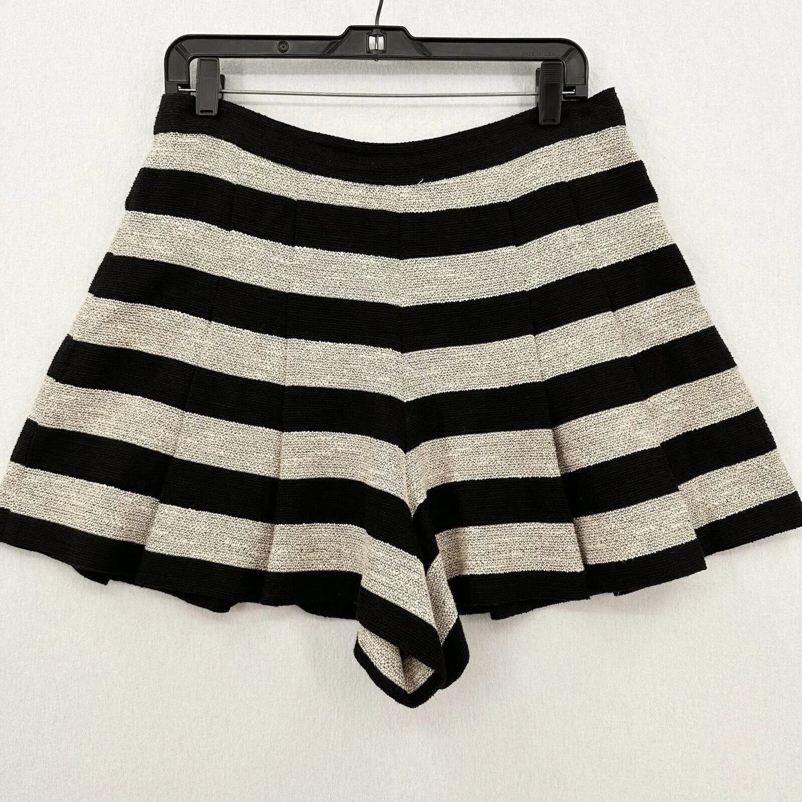 Alice Olivia Shorts 12 Pleats High Rise Beige Black Stripes Silver Dressy *Spot