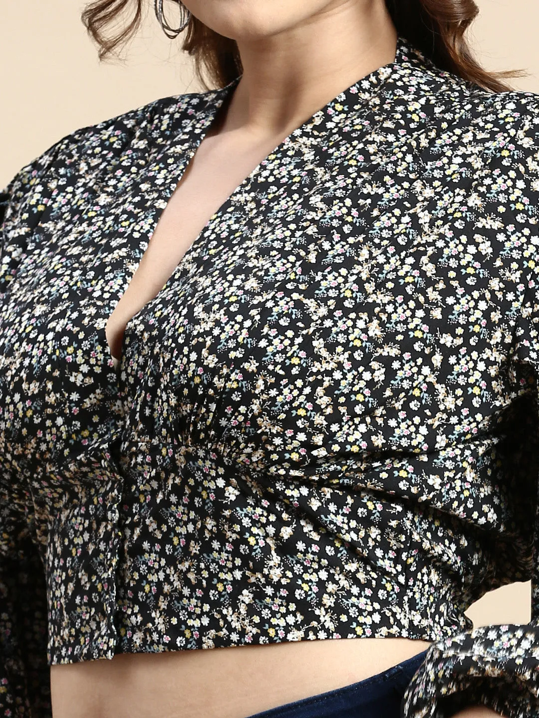 Women Black Floral Printed V-Neck Puff Sleeve Crop Top